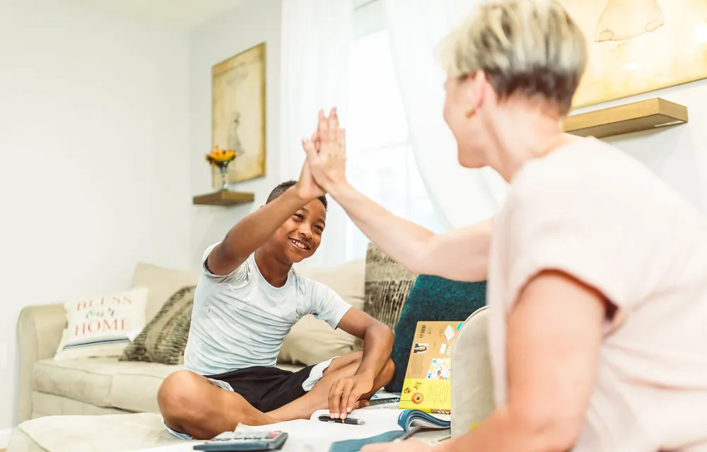 Un enfant et un parent se tapent dans la main